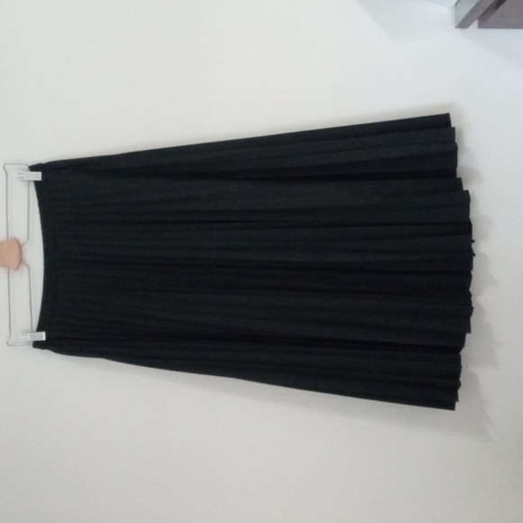 Uniqlo size Medium women's accordion pleated skirt charcoal grey. - Picture 1 of 6